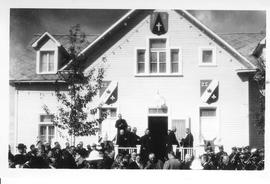 Intronisation de Mgr J.A. Desmarais : groupe à l&#039;extérieur devant la chapelle-école. (2/2)