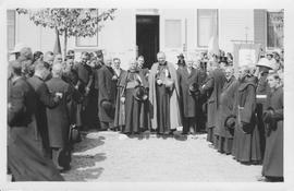 Intronisation de Mgr J.A. Desmarais : groupe à l&#039;extérieur devant la chapelle-école. (1/2)